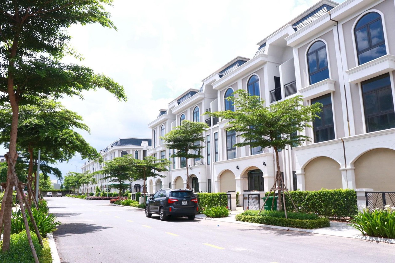 Nhà phố QL1A thị trấn Bến Lức DT 5x16 xây 1 trệt 2 lầu 1 tum. Giá 2,9 tỷ. Sổ hồng riêng công chứng ngay