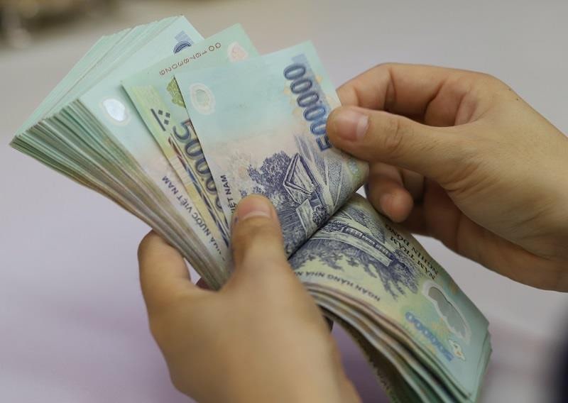 Trần lãi suất huy động tiếp tục giảm, lãi suất cho vay kỳ hạn ngắn có thể về dưới 5%, ngành bất động sản, thép,...hưởng lợi?